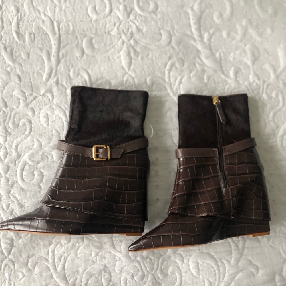 SCHUTZ Dark Brown Crocodile Ankle Boots faux fur new never worn